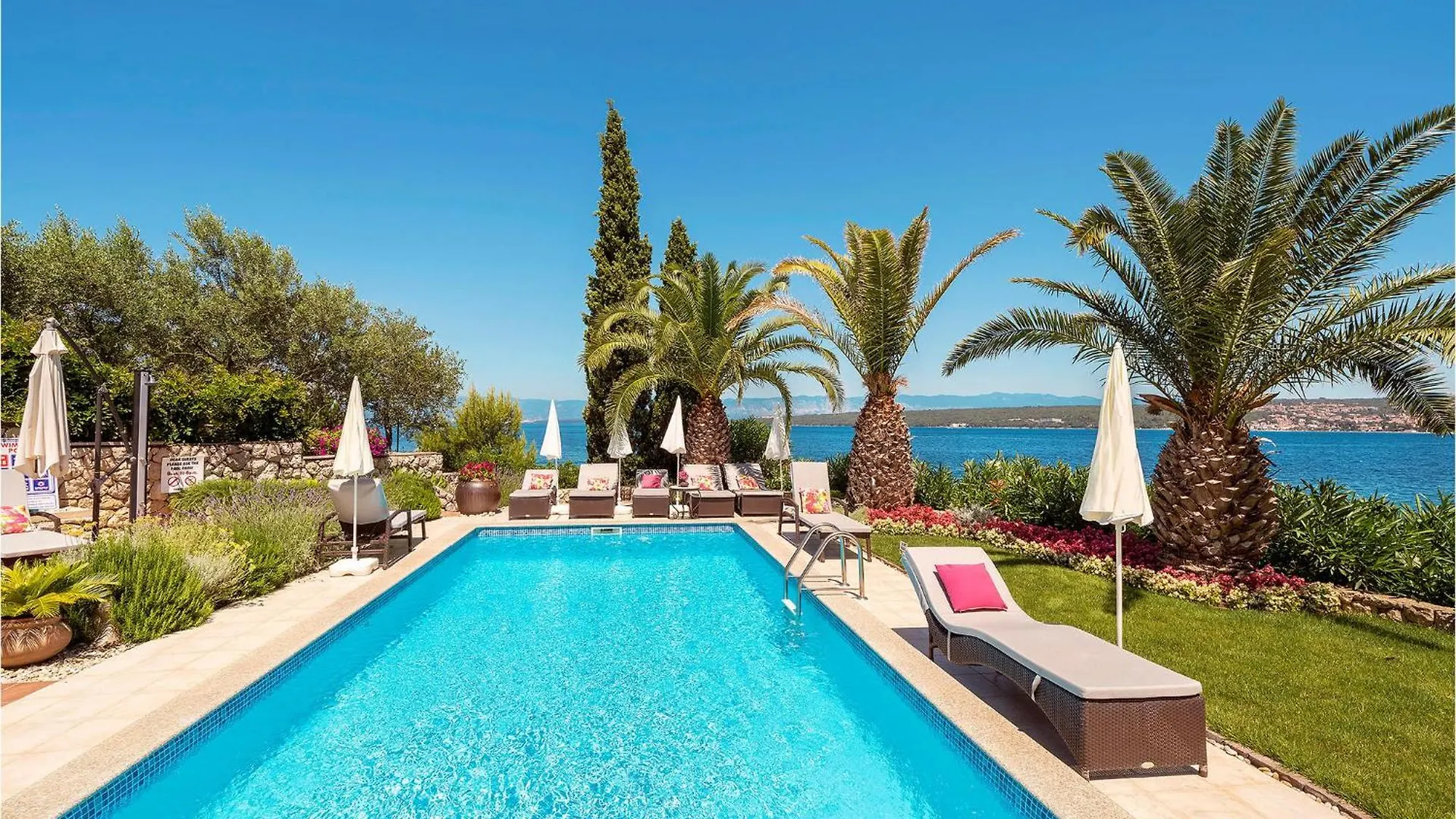 Beautiful Apartment In Porat With House Sea View