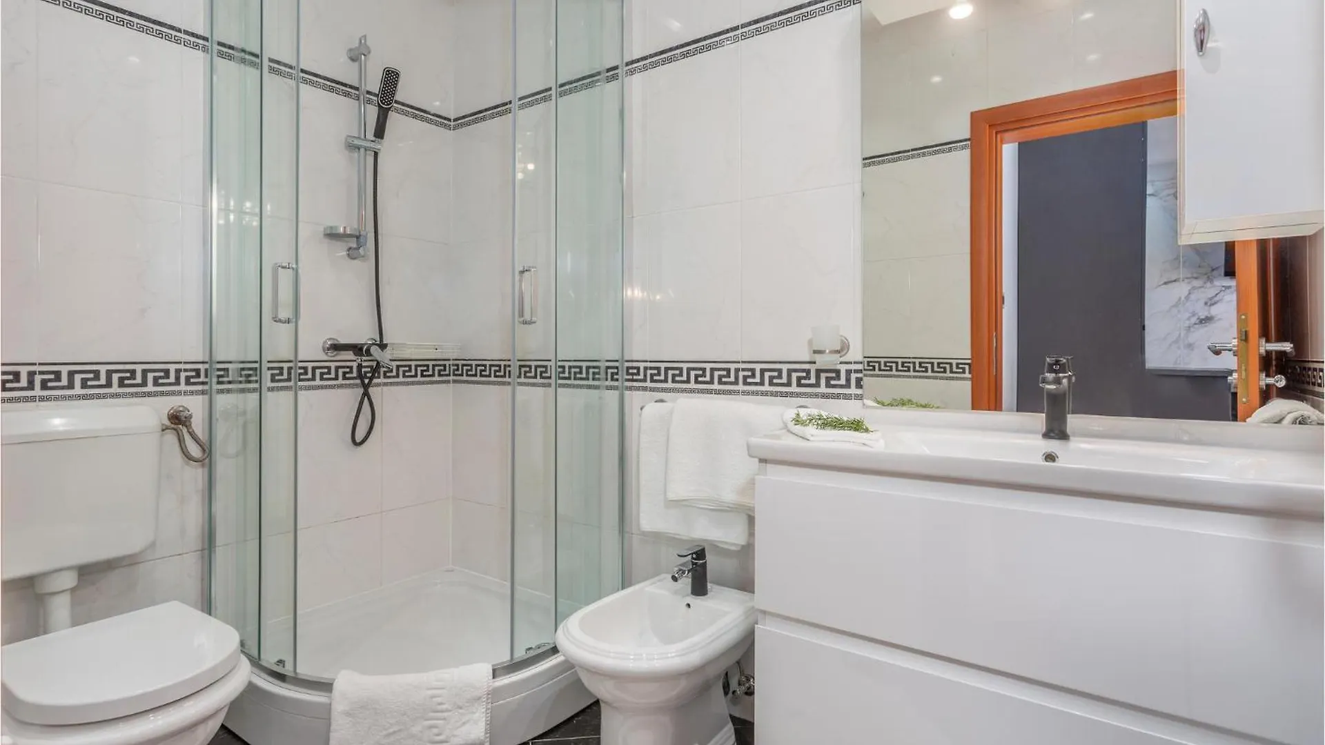 Beautiful Apartment In Porat With House Sea View
